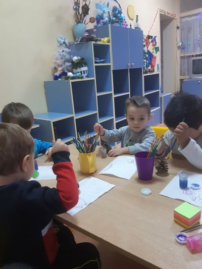 Шишарка и картичка изработени от децата - ДГ Пинокио - Хисаря