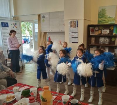Отново гостуваме на "Съюза на пенсионерите 2004 " за църковния празник на Светите братя Кирил и Методий - ДГ Пинокио - Хисаря
